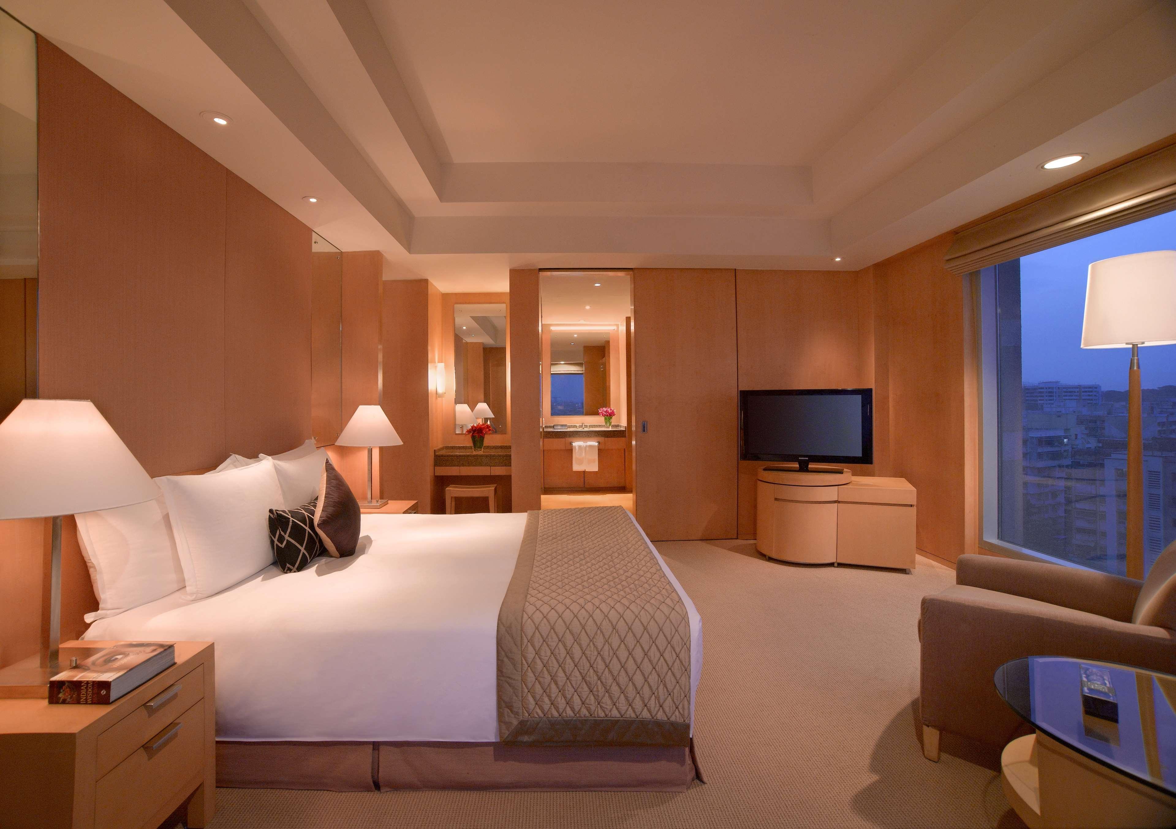 그랜드 하얏트 뭄바이 호텔 외부 사진 A bedroom in a suite at the Mandarin Oriental, Hong Kong