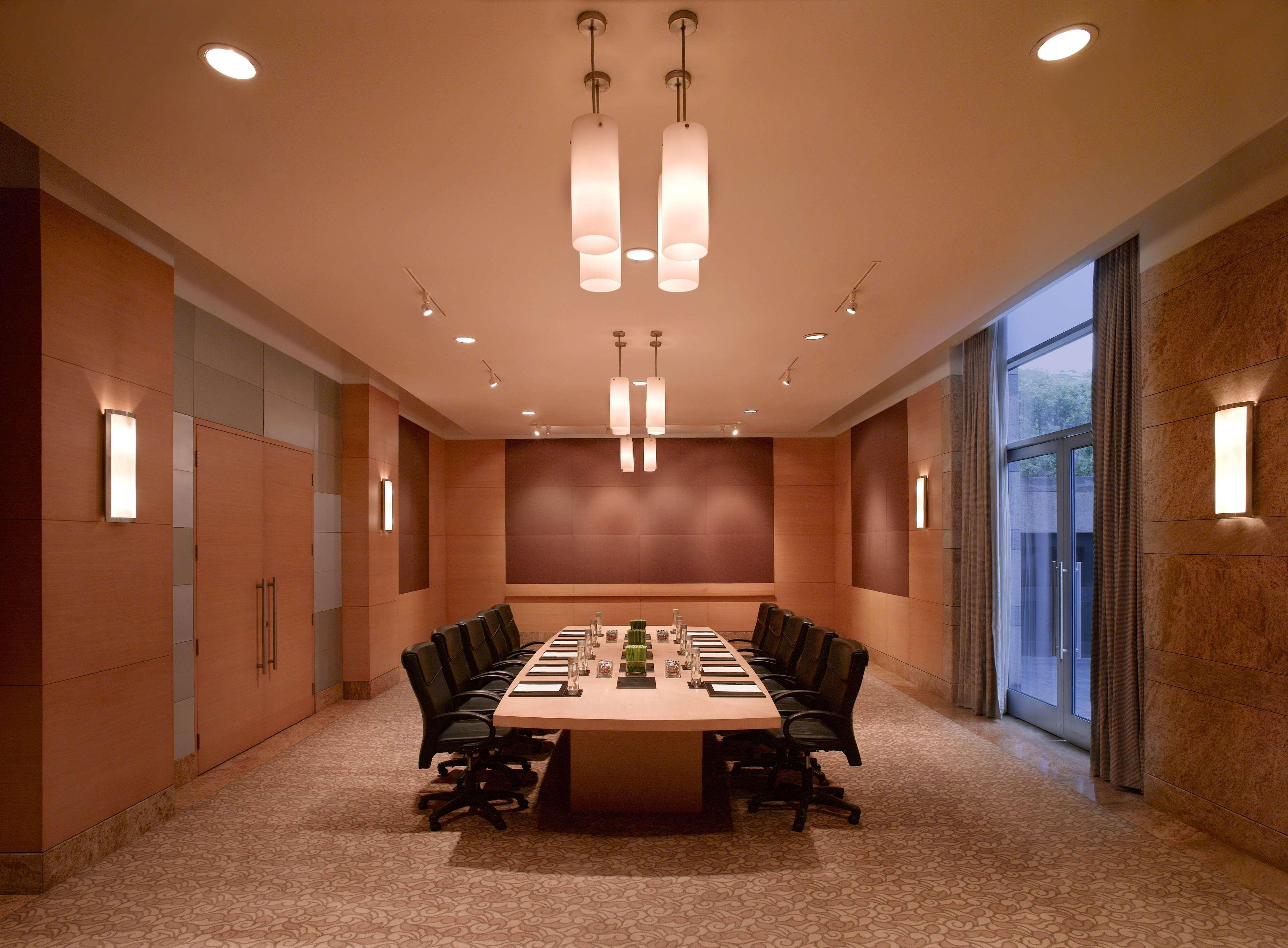 그랜드 하얏트 뭄바이 호텔 외부 사진 A boardroom at a hotel